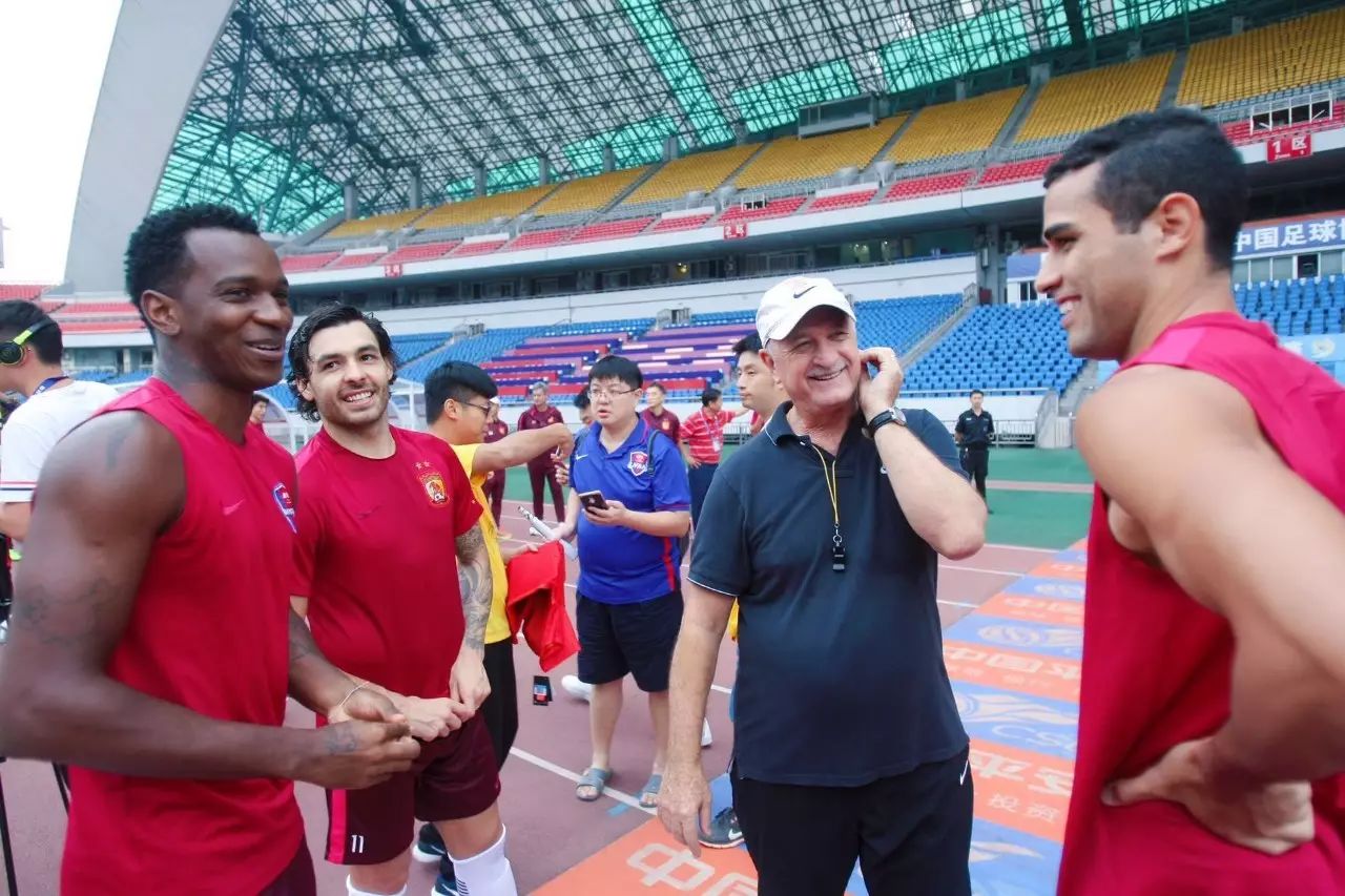 恒大不放任斯科拉里离队,执教续签得到全队支持的简单介绍 恒大不放任斯科拉里离队,执教续签得到全队支持的简单介绍