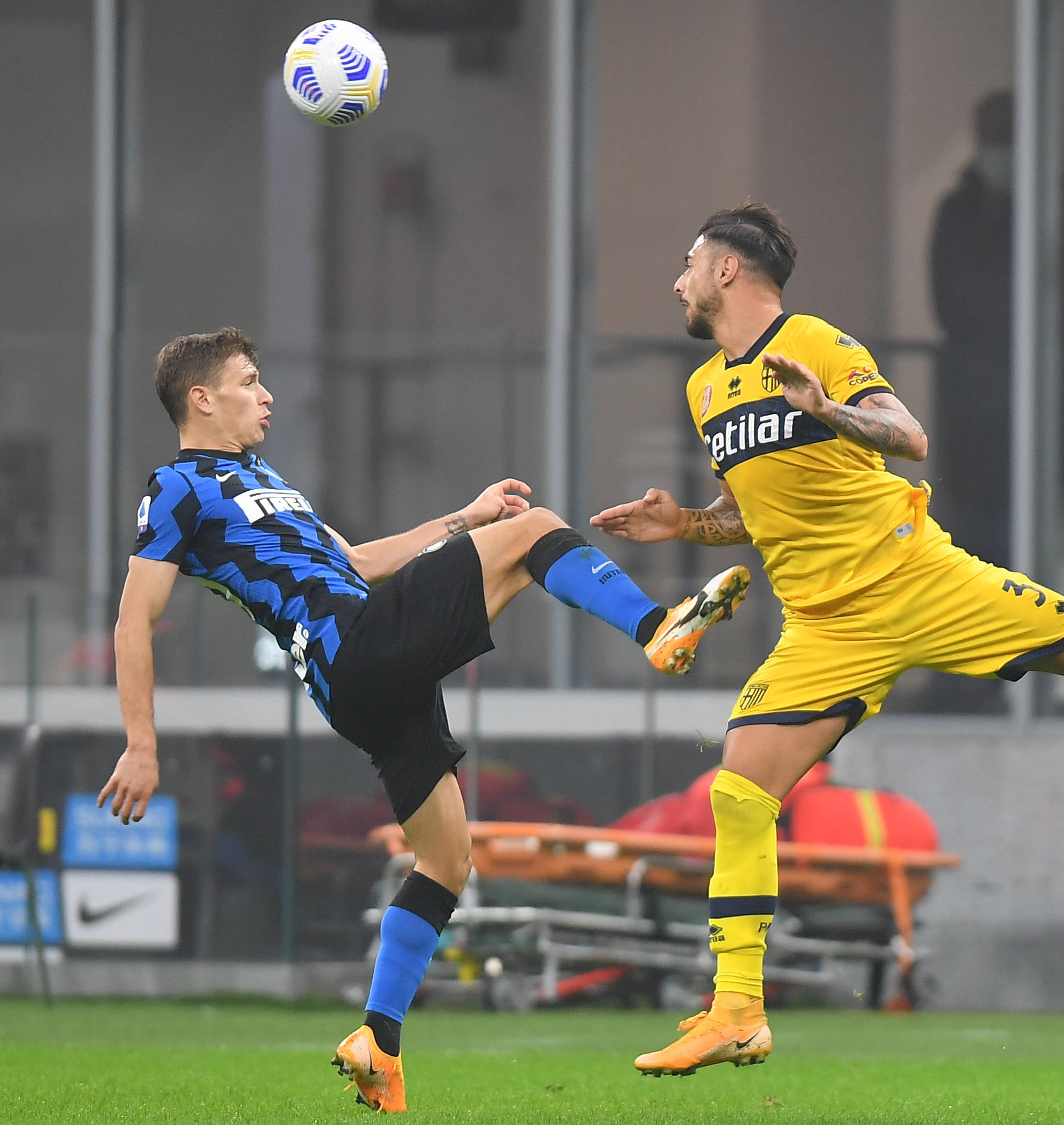 卡利亚里队员爆发激烈冲突，球队内部气氛紧张的简单介绍