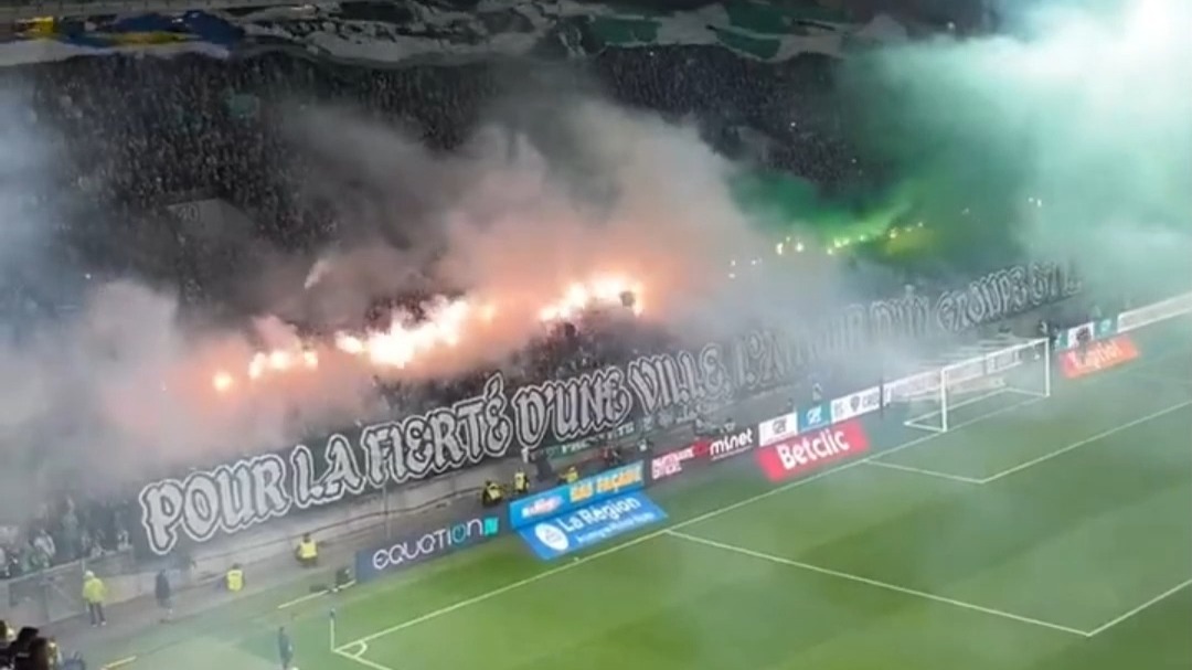 里昂球迷聚集市中心庆祝胜利