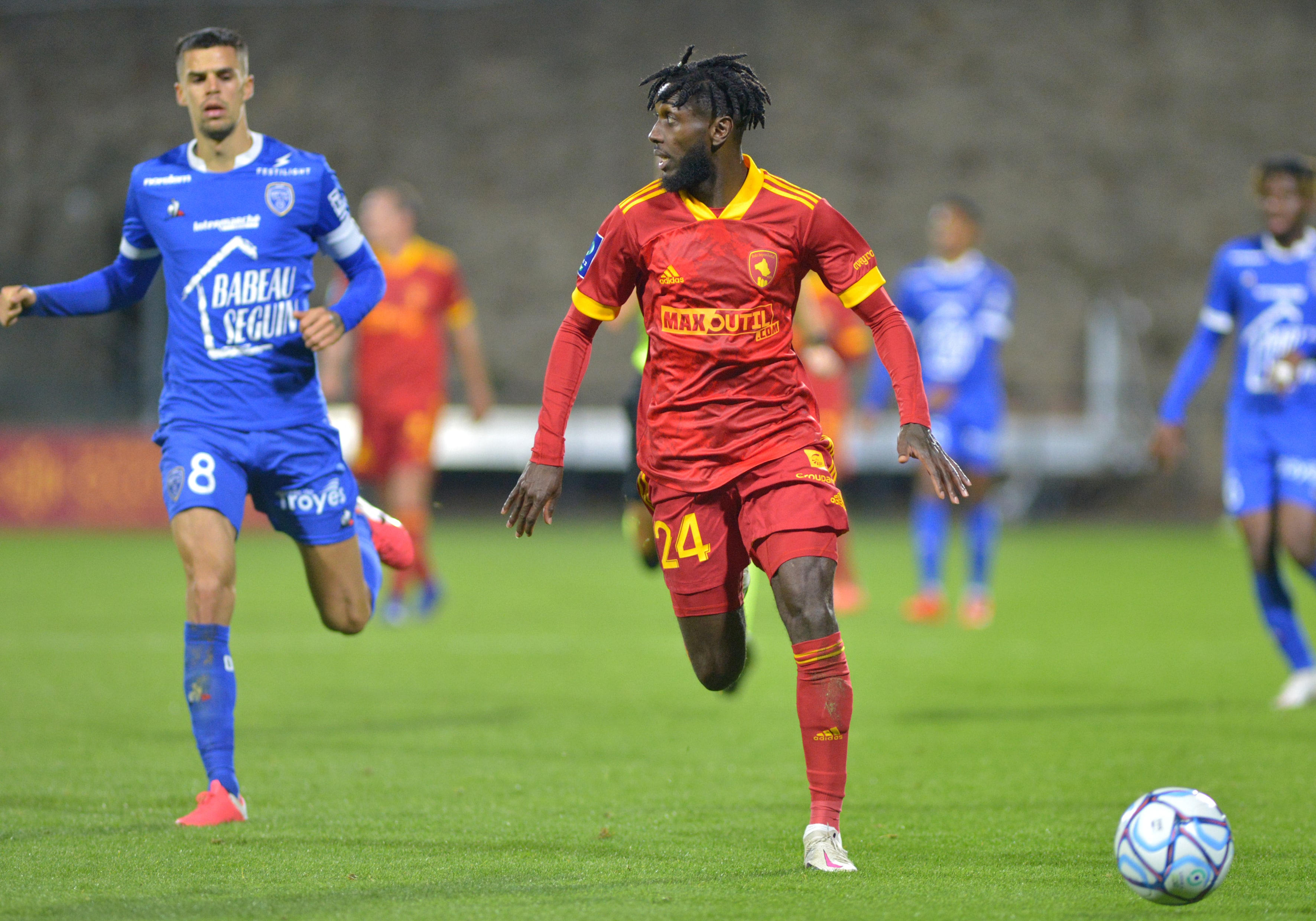 里昂备战普瓦捷,客场冲击连胜的简单介绍 里昂备战普瓦捷,客场冲击连胜的简单介绍