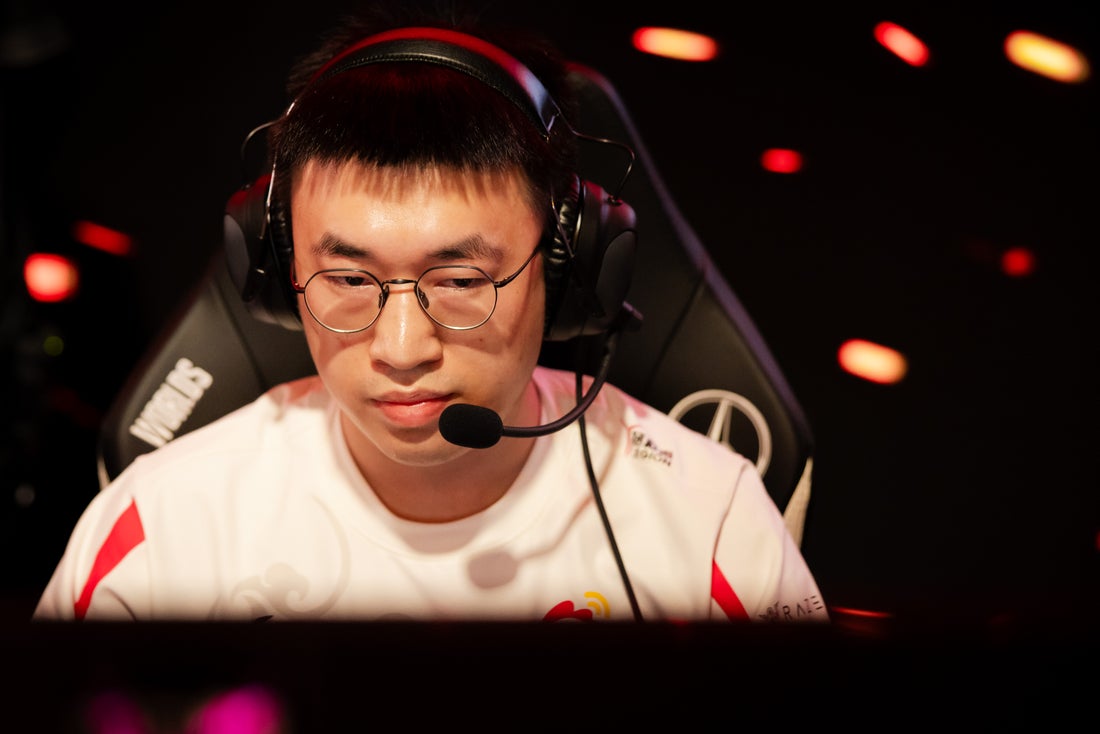 FNC轻取DK，Xiaohu单局斩获MVP宿敌对决四强赛，留下经典瞬间